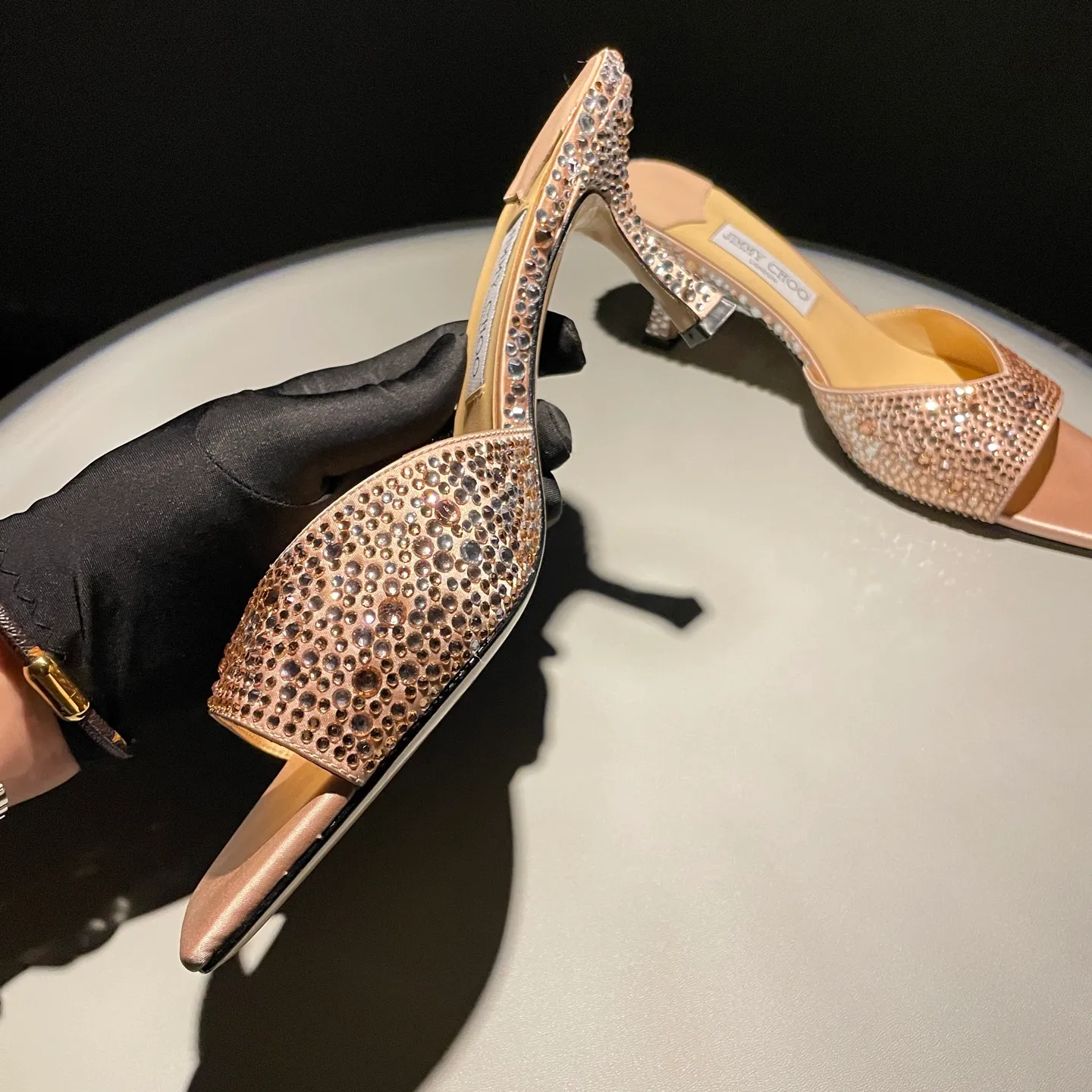 👟👟Ex-factory price 640👟👟 JIMMY CHOO A pair of high heels that can conquer all men👠Easy to wear and versatile, a must-have item for the annual meeting🥂Bilng Bilng is so beautiful that no one can breathe. Material: silk hot diamond gradient champagne color🍸Sheepskin lining Italian leather outsole 2 colors for sale: champagne white Size: 34-40 (41 42 43 (Customized)) Height 7cm, packed at the same time at the counter!